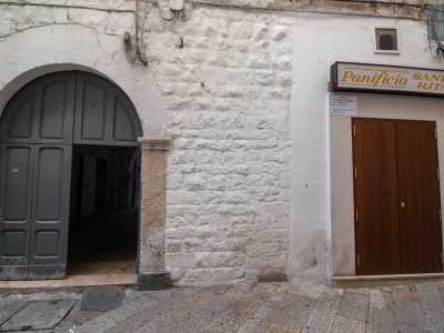 In strada dei Dottula si trova invece il panificio �Santa  Rita�, attivo da quasi cento anni ma gestito della famiglia Bolumetto da cinquanta